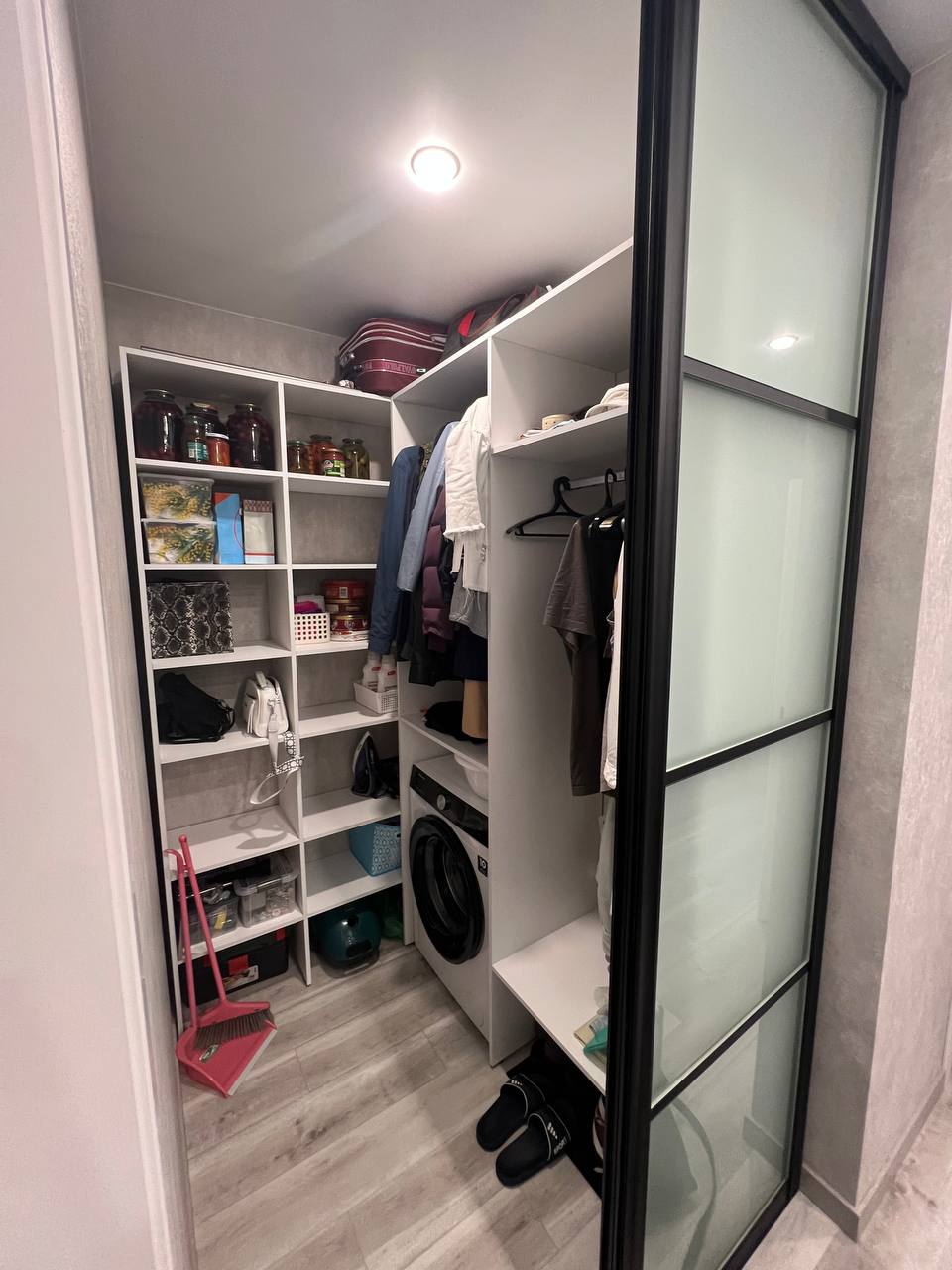 Гардеробная-постирочная Белая раздвижные двери